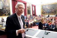 El Nobel de Medicina Jules A. Hoffmann comparte en la Hispalense su experiencia con estudiantes y científicos