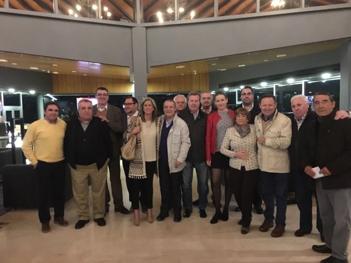Sánchez de Alcázar (3d) en el encuentro con otros miembros de Jaén Adelante.