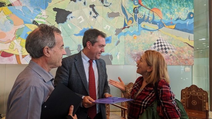 Espadas recibe las firmas por el arbolado de Amor de Dios