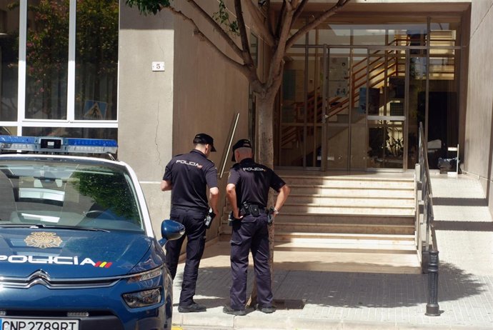 Nota De Prensa Y Fotografía Archivo:"La Policía Nacional Detiene A Nueve Jóvenes