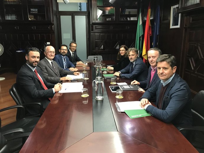 Reunión entre el alcalde y José Fiscal con concejales málaga adolfo moreno