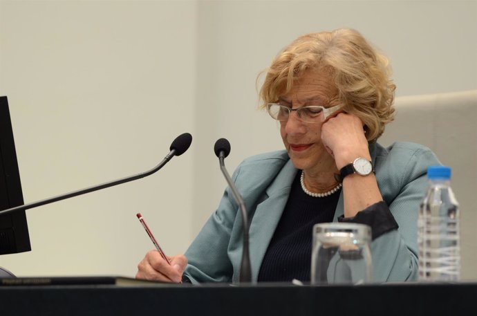 La alcaldesa de Madrid, Manuela Carmena, durante un pleno en el Ayuntamiento