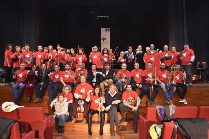 La Orquesta de Córdoba posa con la camiseta en favor de la donación