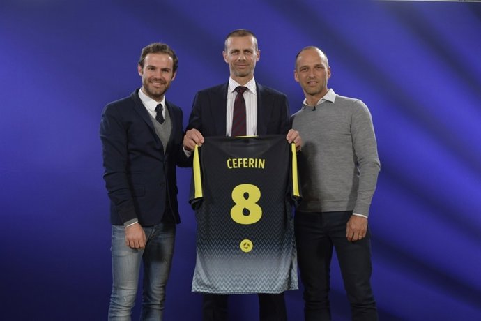 Aleksander Ceferin, presidente de la UEFA, y el jugador español Juan Mata