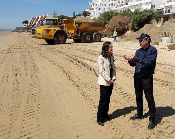 Asunción Grávalos visita las obras de emergencia de El Portil. 