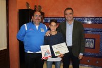 Un niño de 12 años auxilia a un rival en un partido de fútbol con una técnica que vio en Internet