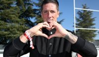Fernando Torres apadrina la campaña 'Pulsera Salvavidas' de la Fundación Atlético de Madrid y Proyecto Salvavidas