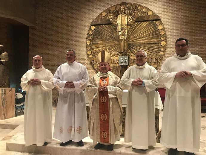 Recepción de ministerios laicales de lector y acólito por cuatro hombres casados