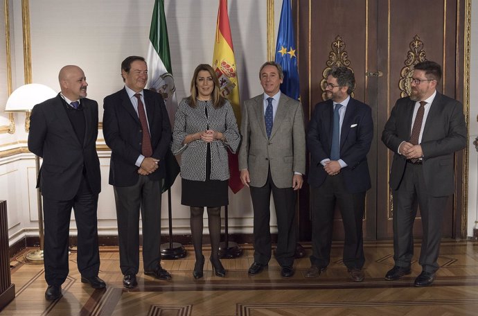 La presidenta de la Junta, Susana Díaz, con representantes del sector aceitunero