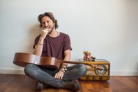 El cantante Manuel Carrasco protagoniza una sesión de fotos para la campaña 'Fresas de Europa'