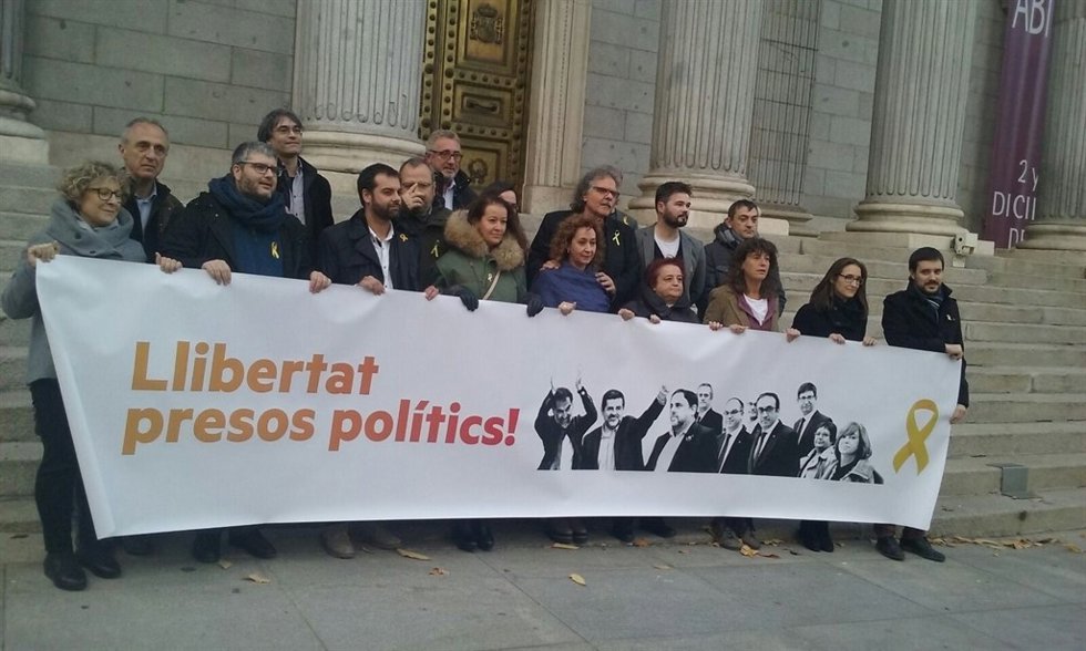 Diputados y senadores de ERC con pancarta a favor de los "presos políticos" 