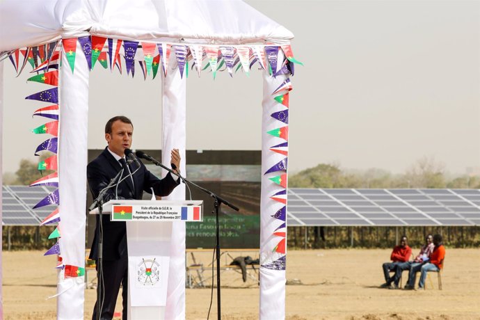 Macron durante la inauguración de la mayor planrta solar de África occidental