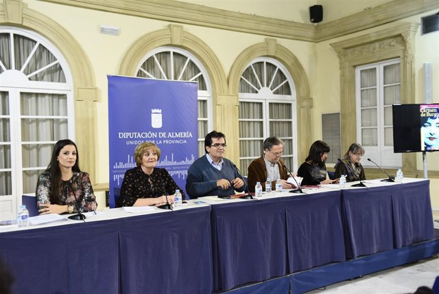 El Patio de Luces acoge una mesa redonda sobre Carmen de Burgos.
