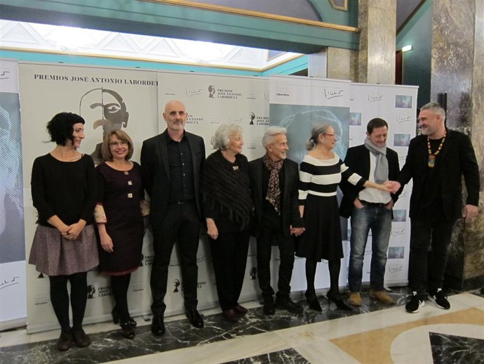 Juana de Grandes con los III premiados por la Fundación Labordeta 