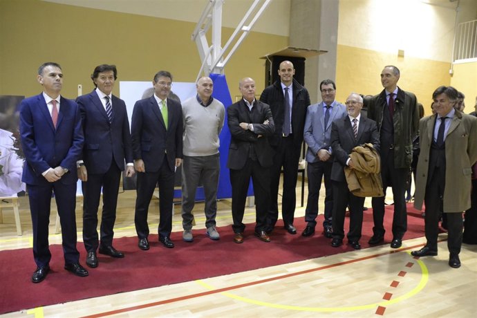Foto de familia de la inauguración del pabellón San Viator-Pepe Domaica