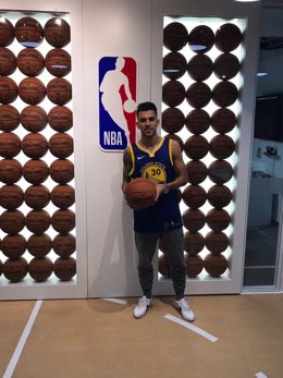 El futbolista del Real Madrid Dani Ceballos visita NBA Spain