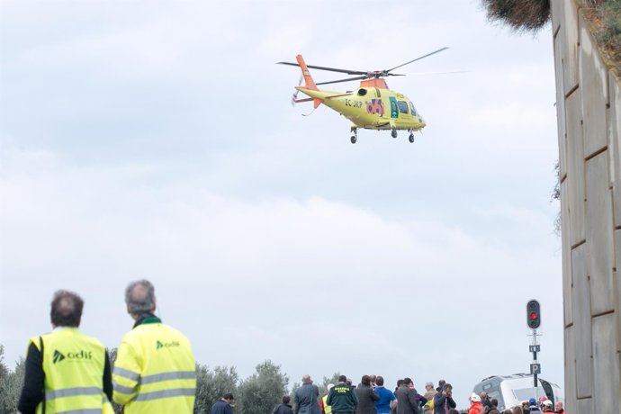 Evacuació en helicòpter d'un ferit en descarrilament d'un tren en Arahal