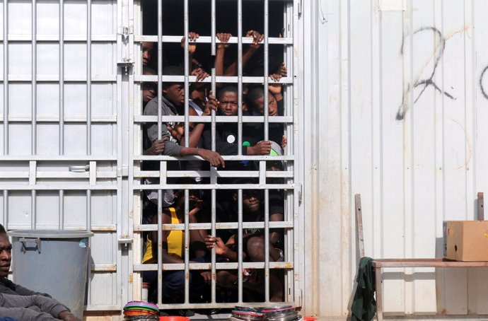 Migrantes detenidos a las afueras de Trípoli