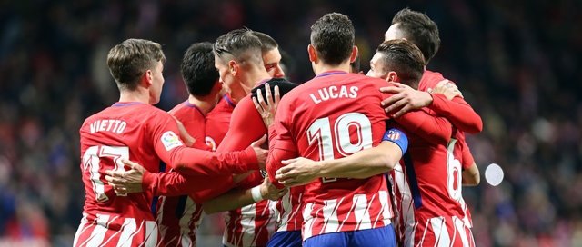 El Atlético sella su pase a octavos al ritmo de un Fernando Torres inspirado