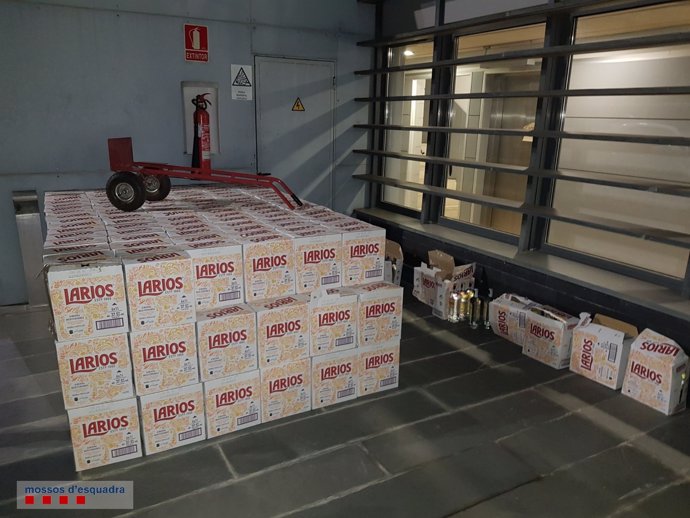 Cajas de licor recuperadas por los Mossos en Martorell (Barcelona) de un robo