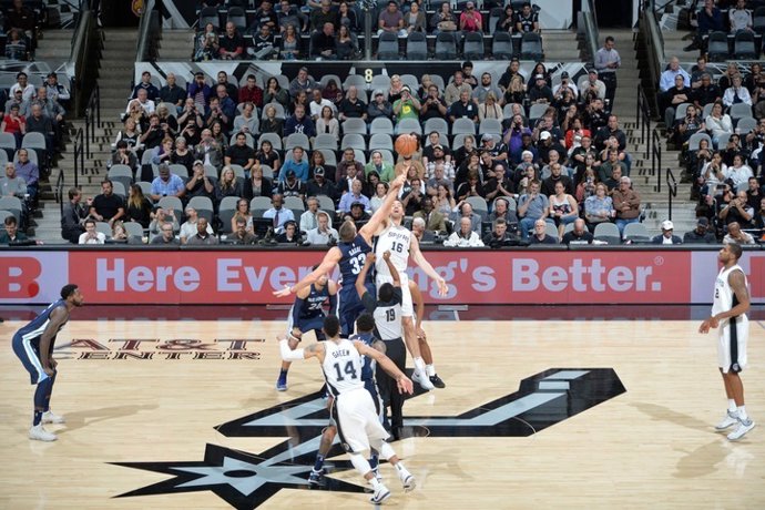 Pau y Marc Gasol protagonizan el salto inicial en el Spurs-Grizzlies