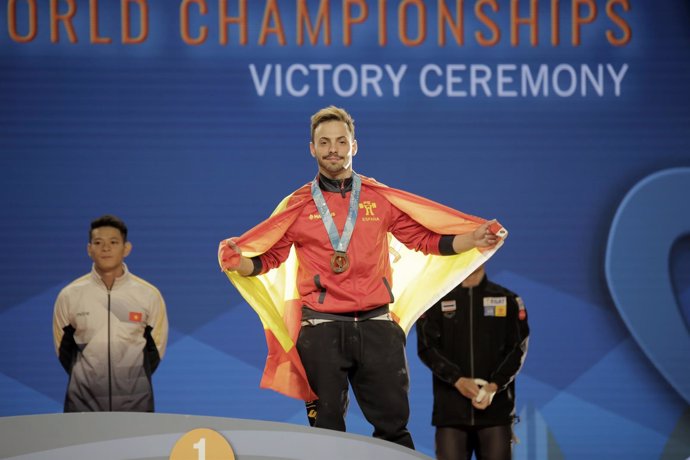 Josue Brachi celebra en el podio su bronce mundial