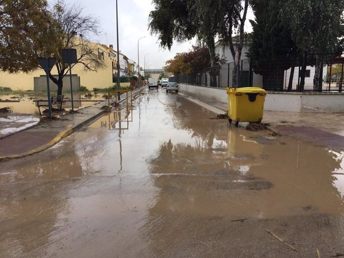 Calle desbordada suciedad barro inundaciones tromba lluvia Campillos nov 2017