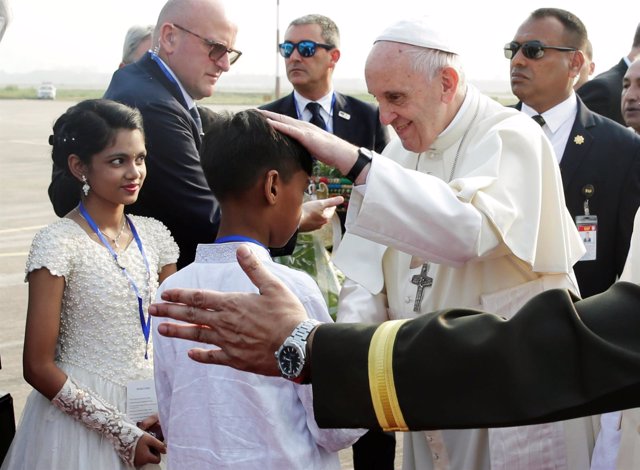 El Papa llega a Bangladesh para reunirse con rohingyás en la segunda etapa de su