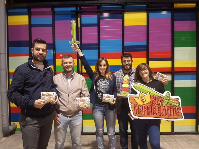 Rebeca Pérez con los creadores de Rey Paparajote