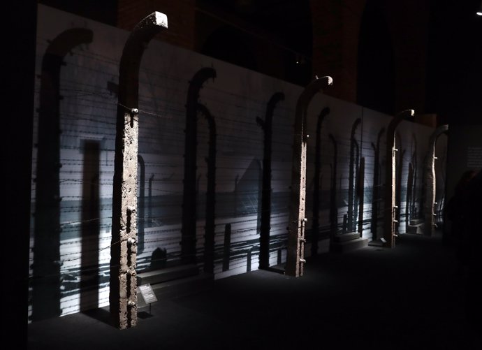Fotos : Cifuentes Inaugura La Exposición Sobre Auschwitz Y Alerta Sobre Las Cons