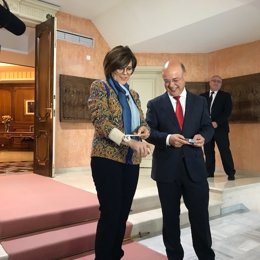 Carrillo entrega la pulsera con los Presupuestos a Rosa Peñalver
