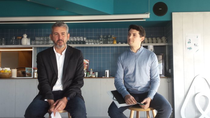 Els responsables d'Airbnb Arnau Muñoz i Sergio Vinay