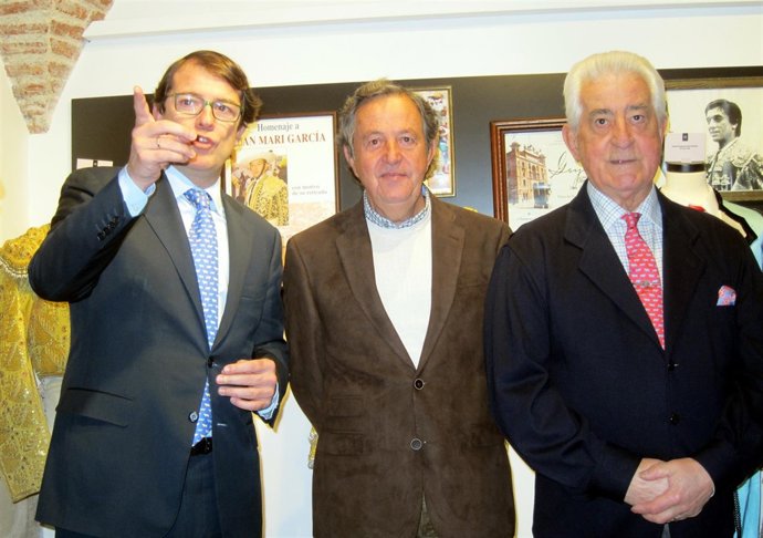 El alcalde, Pedro Gutiérrez 'El Niño de la Capea' y Santiago Martín 'El Viti'