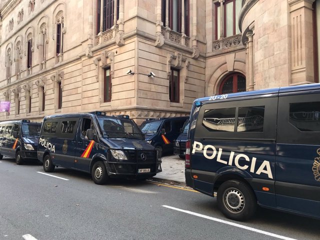 Furgonetas de la Policía Nacional en el Palau de Justícia de Barcelona