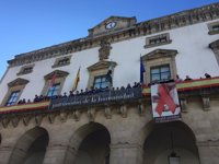 Un lazo rojo adorna la fachada del Ayuntamiento de Cáceres con motivo del Día Mundial contra el Sida