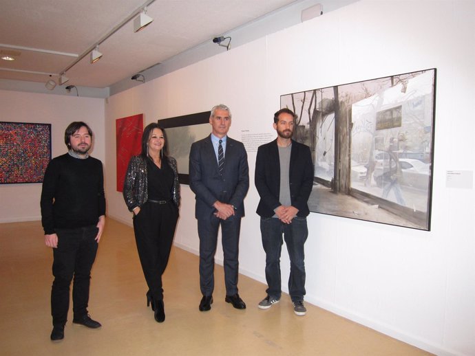 Los dos artistas, Sánchez y Lasala junto a la obra ganadora del Premio