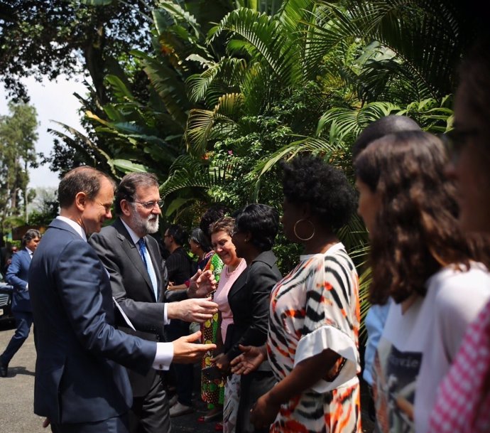 Rajoy con el embajador y el personal de la Embajada de España en Costa de Marfil