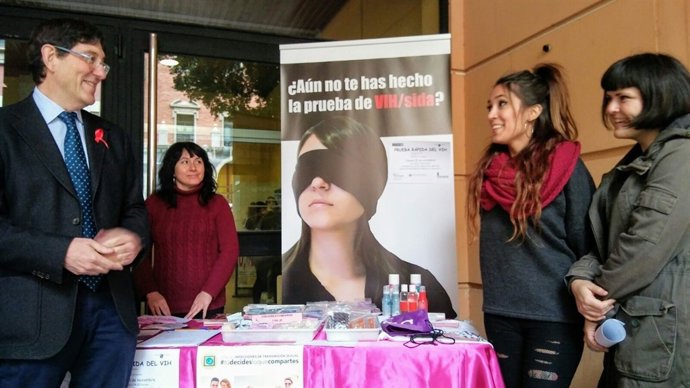 El consejero de Salud, Manuel Villegas, junto a las voluntarias en el stand