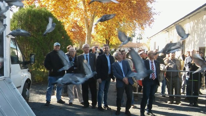 Francisco Ángel Sánchez (centro), en la suelta de palomas