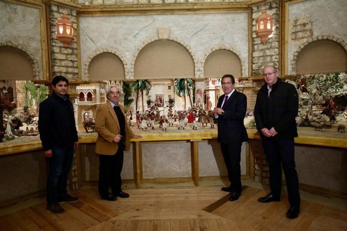 Antonio Pulido, Luis García y Luis Garduño en el Belén de la Fundación Cajasol 