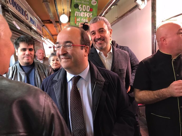 M.Iceta y J.Collboni (PSC) visitan el mercado de Sant Martí