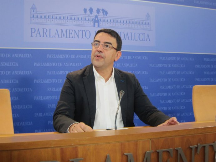 Mario Jiménez, ante los medios