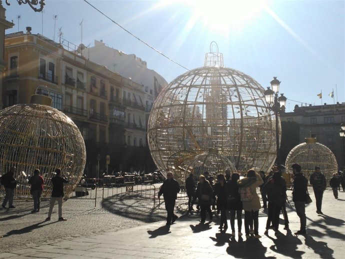 Bolas de Navidad en la Plaza San Francisco de Sevilla
