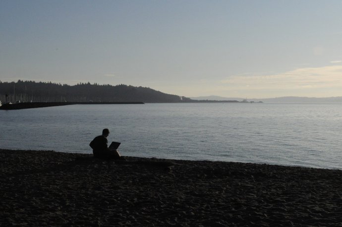 Ordenador portátil en la playa
