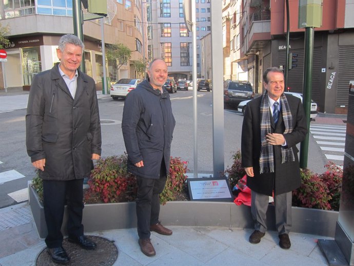 El alcalde de Vigo (dcha) visita obras de humanización.