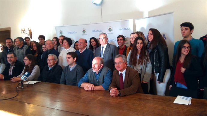 Jurado y participantes del premio Stephen Hawking