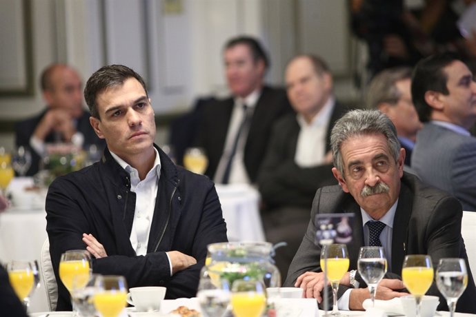 Pedro Sánchez i Miguel Ángel Revilla en un acte a Madrid