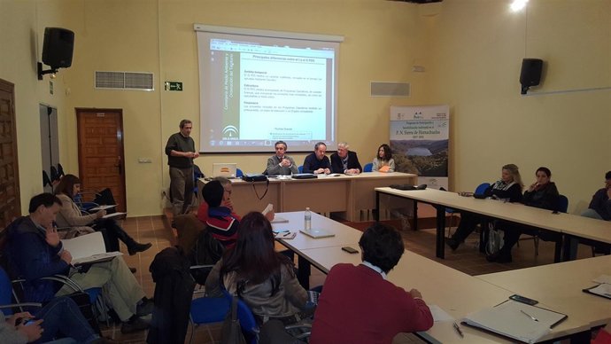 Algar (al fondo, en la mesa) durante el encuentro mantenido