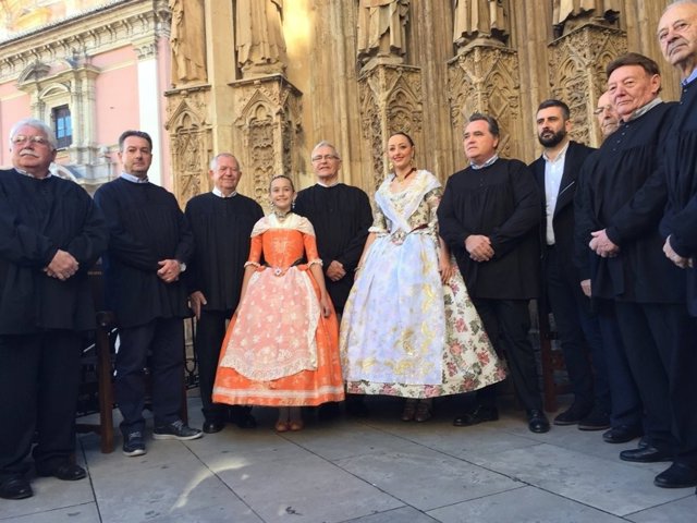 Ribó con Fuset, las Falleras Mayores y los miembros del Tribunal de las Aguas