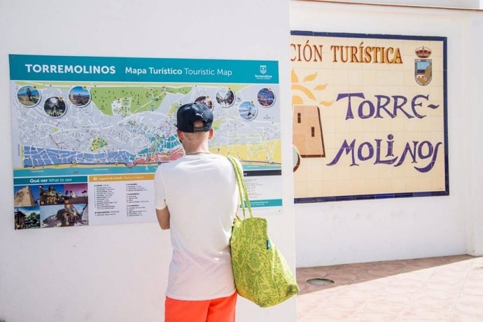 Un viajero turista mira mapa torremolinos turismo nuevo actualizado